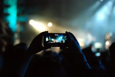 taking-photo-in-dark-at-concert